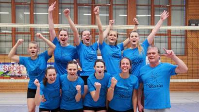 Bild: dob
Der Jubel der Damenmannschaft 1 des Turnvereins kennt keine Grenzen. Ungeschlagen eilen die Volleyballerinnen zur Meisterschaft und schaffen damit den Sprung in die Bezirksliga. Trainer Bernhard Grosser (rechts) hat daran großen Verdienst.