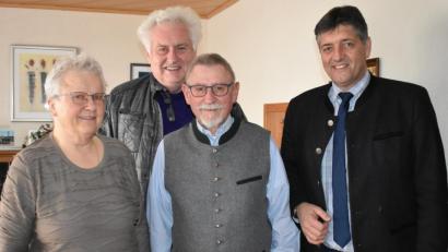 Bild: rgr
Heinz Schütz (Zweiter von rechts) feiert seinen 80. Geburtstag. Dazu gratulieren unter anderen Ehefrau Rosemarie, Manfred Neumann und Bürgermeister Edgar Knobloch.