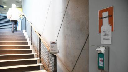 Bild: Gabi Schönberger
Das Händedesinfektionsmittel in der Klinikum Tiefgarage ist leer. Wegen Diebstählen werden die Besucher gebeten, dieses Mittel auf den Stationen anzuwenden.