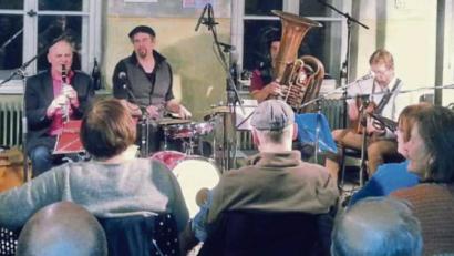 Bild: exb
Tri Hudebnici mit (von links) Robert Vogel (Trompete), Georg Leugner-Gradl (Klarinette), Jakob Kraft (Schlagwerk), Sebastian Meier (Tuba), Uli Lommer (Gitarre) und Klaus Hauenstein (Akkordeon).