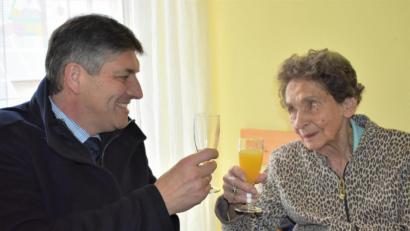 Bild: rgr
Rosemarie Gärtner stößt mit Bürgermeister Edgar Knobloch auf ihren 94- Geburtstag an.