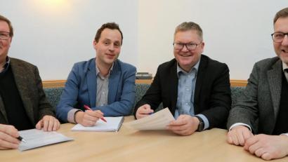 Bild: Wolfgang Steinbacher
St. Georgs Kirchenpfleger Hans Paulus, BRK-Kreisgeschäftsführer Sebastian Schaller, Oberbürgermeister Michael Cerny und Stadtpfarrer Markus Brunner (von links) freuen sich, dass für den Kindergarten Christkönig an der Eglseer Straße eine gute, zukunftsfähige Lösung gefunden wurde.