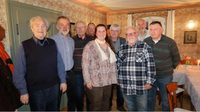 Bild: bsc
Ute Zintl (Mitte) wurde bei der Jahreshauptversammlung des Eisenbahner Sportvereins Marktredwitz erneut an die Vereinsspitze gewählt. Zweiter Vorsitzender bleibt Gerhard Robl (Dritter von links). Im Vorstand vertreten sind zudem (von links) Alois Zintl, Bernhard Schultes, Eckbert Vollath, Heinrich Brunner, Otto Sieder, Manfred Winhard und Artur Neugierg.