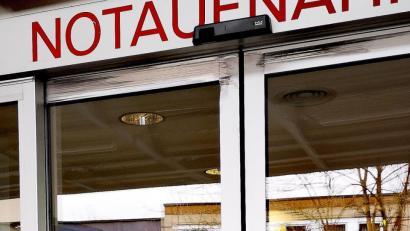 Bild: td
Der Zugang zur Notaufnahme des Krankenhauses St. Barbara. Das Haus wollte am Mittwoch die Eröffnung des Neubaus feiern. Der Festakt mit Gesundheitsministerin Melanie Huml ist abgesagt.