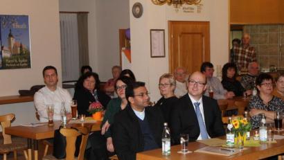 Bild: soj
Pfarrer Pater Anish George und Kirchenpfleger Stefan Kausler, die zusammen mit vielen Gläubigen den Worten des Pfarrgemeinderatssprechers folgen