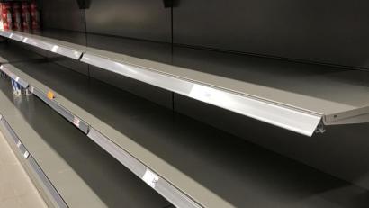 Bild: za
Da hat jemand schon seine Papiere abgeholt. Leere Regale, wo Toilettenpapier stehen sollte.