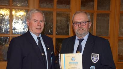 Bild: mmj
Für sein Engagement in der Krieger- und Soldatenkameradschaft Weiding erhielt Vorsitzender Richard Ferstl (rechts) von Kreisvorsitzenden Josef Hauer die BKV-Jubiläumsmedaille mit Urkunde überreicht.