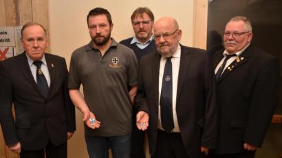 Bild: dob
Nach 25 Jahren legte Max Kick aus Waldthurn (Zweiter von rechts) das Amt des Kassiers nieder. Er wurde für seine Verdienste von Bezirksvorsitzendem Horst Embacher (links) und Kreisvorsitzendem Richard Berger (rechts) mit dem Großen Verdienstkreuz in Gold entsprechend gewürdigt. Michael Reil aus Böhmischbruck (Zweiter von links) wurde das Große Verdienstkreuz am Bande für sein Engagement um die Soldaten verliehen.