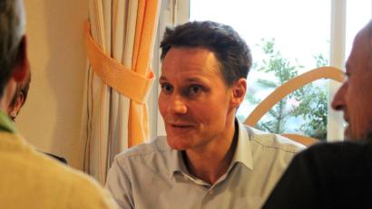 Bild: Holger Stiegler
Ludwig Hartmann spricht beim Interview in der Gaststätte „Fantasie“ in Kemnath unter anderem über besseren ÖPNV auf dem Land. 	Bild: Stiegler