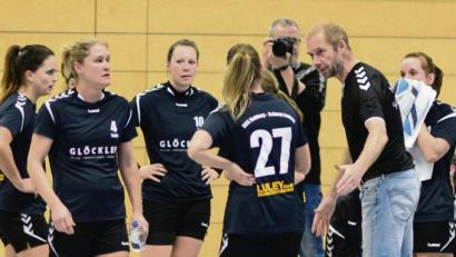 Bild: mr
HSG-Trainer Karl Söllner (Zweiter von rechts/Szene aus dem Spiel gegen die SG Rohr/Pavelsbach) sagt seinen Damen, wenn etwas nicht stimmt: Gegen Amberg war er mit der ersten Hälfte nicht unbedingt einverstanden, lobt aber den Auftritt in den zweiten 30 Minuten.