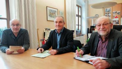 Bild: anv
Oskar Deichner, Wahlleiter der Gemeinde Guteneck, Reinhard Schlosser, vom Ordnungsamt der VG Nabburg und Georg Köppl, Wahlleiter und Bürgermeister von Altendorf, beratschlagen sich nach dem Wahlzettel-Fauxpas (von links).