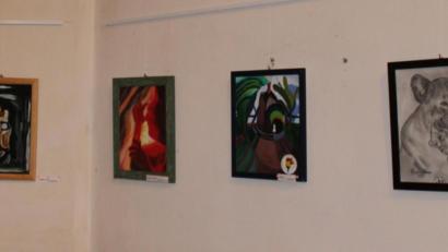 Bild: gjb
Im Ambiente der Nikolauskirche sind die Bilder der Gefangenen besonders beeindruckend.
