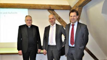 Bild: ubb
Stadtpfarrer Georg Flierl stellte Wolfgang Bräutigam und Clemens Foierl (v. li.) als die Referenten des Abends vor.