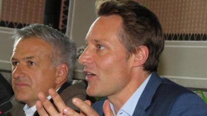 Bild: ubb
Der bayerische Grünen-Fraktionschef Ludwig Hartmann (rechts neben dem Ikom-Vorsitzenden Roland Grillmeier) konnte sich gut vorstellen, dass der Bio-Karpfen in den Ballungszentren erfolgreich vermarktet werden könnte.