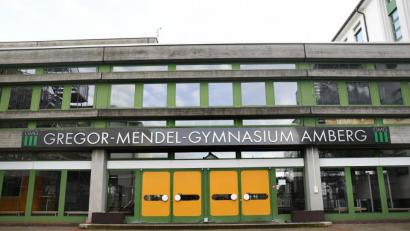 Bild: Petra Hartl
Das Gregor-Mendel-Gymnasium in Amberg macht wegen des Coronavirus komplett dicht. Die Schüler bekommen nun Aufgaben und Lernmaterial für Zuhause.