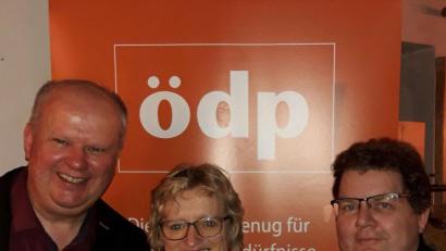 Bild: exb
ÖDP-Landesvorsitzender Klaus Mrasek (links) hofft mit Kreistagsspitzenkandidatin Barbara Kindl und Kreisvorsitzendem Christian Wallmeyer am Sonntag auf ein gutes Ergebnis.