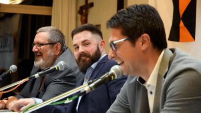 Bild: Gabi Schönberger
Über zwei Stunden geben Gerhard Steiner (von links), Sebastian Dippold und Armin Aichinger am Montagabend im Pfarrheim ihr Bestes, um die Zuhörer von ihren Qualitäten als zukünftiger Bürgermeister von Neustadt zu überzeugen.