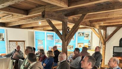 Bild: exb
Rudolf Weber erläutert im "Taubnschuster"-Saal die Geschichte des Klosters Michelfeld.