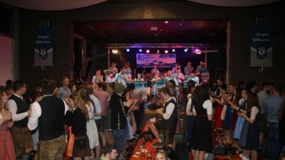 Bild: sne
Die Pressather Musikanten sorgen für Stimmung beim Starkbierfest des TSV. Bis spät in die Nacht feiern die Gäste.