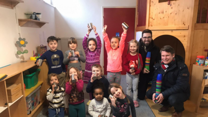 Bild: exb/Severin Hirmer
Benjamin Zeitler und Felix Weiser (von rechts) von Round Table 49 Weiden übergeben die hochwertigen Edelstahlbecher an die Kinder des Kindergarten St. Markus im Stadtteil Hammerweg/Weiden.