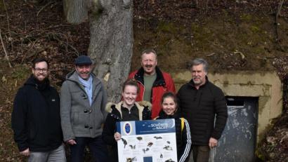 Bild: dob
In einem der alten Felsenkeller, den Mitstreiter um Bernd Koller (Zweiter von links) und Andreas Hanauer (links) leer räumten, nisteten sich braune Langohr-Fledermäuse ein. Vor allem die beiden Mädels Linda Kraus (links) und Lena Eger (rechts), die tatkräftig bei der Entrümpelung anpackten, waren schier begeistert. Fledermausbeauftragter Josef Schieder (Mitte) vom OWV Leuchtenberg und Manfred Wiedermann von der Kreisgruppe Weiden/Neustadt/WN vom Bund Naturschutz (rechts) brachten eine Infotafel mit.