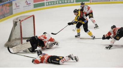 Bild: Andreas Brückmann
Das war die Entscheidung: Felix Köbele trifft zum 5:4 und beschert dem ERSC Amberg das dritte Play-off-Spiel in Buchloe.