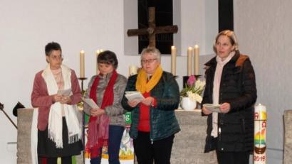 Bild: weu
Ein Team aus katholischen und evangelischen Frauen las Briefe und Gedanken von Frauen aus Simbabwe vor, in denen die Probleme des Landes angesprochen wurden.