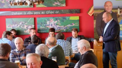 Bild: wlr
Gerhard List und sein Team waren sehr angetan vom großen Interesse der Bürgerinnen und Bürger aus den Gründörfern, beim politischen Frühschoppen im Hannesgrüner Feuerwehrhaus.