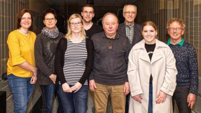 Bild: njn
TSV-Vorsitzender Bernhard Reis (rechts) mit der neugewählten Spartenleitung der Turner, der (von links) Rita Härtl, Sonja Grünauer, Patricia Michl, Florian Hör, Anton Rupprecht, Bernt Rose und Melissa Chousein angehören.