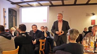 Bild: jma
Auch MdB Uli Grötsch (vorne, Zweiter von links) hört Bürgermeister Jürgen Kürzinger bei dessen Rede in der Abschlussveranstaltung des SPD-Ortsvereins im Kommunalwahlkampf aufmerksam zu.