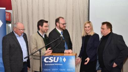 Bild: fjo
CSU-Spitzenkandidatin Nicole Hoch (Zweite von rechts) informiert mit den Markräten Josef Kleber (rechts) und Ewald Zetzl, sowie Landtagsabgeordneten Dr. Stephan Oetzinger und Landrat Andreas Meier (von rechts) in der CSU-Wahlversammlung.