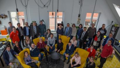 Bild: jr
Stark vertreten war der Arbeitskreis Schule-Wirtschaft bei einem Besuch in der Firma "C3". Mit im Bild Schulamtsdirektor Rudolf Kunz (stehend, Dritter von links) sowie "C3"-Personalchefin Kerstin Burkhard (sitzend rechts).