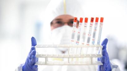 Symbolbild: Felix Kästle/dpa
Nach einem Skiurlaub im österreichischen Tirol wurde ein 49-jähriger Familienvater positiv auf das Coronavirus getestet. Der Mann war mit Beschwerden zum Arzt gegangen, der die alarmierenden Ergebnisse am Sonntag mitgeteilt hat.