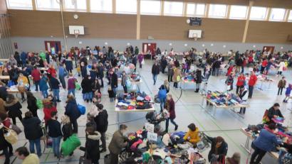 Bild: jzk
Gut und günstig einkaufen konnte man beim Frühjahr-Sommer-Basar in der Kemnather Mehrzweckhalle.