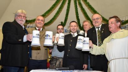 Bild: hcz
Brauerei-Vertreter Richard Schiffl, OB Kurt Seggewiß, Postkeller-Junior-Chef Sebastian Meyer, Bürgermeister Jens Meyer, Heimatring-Vorsitzender Heiner Vierling, Bürgermeister Lothar Höher und Fastenprediger Wilhelm Moser (von links) stoßen an.