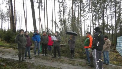 Bild: fua
Ausgerüstet mit Regenschirmen lauschten die Besucher gespannt den Informationen von FBG-Geschäftsleiter Walter Ehlich (4.v.l.) und Revierleiter Heribert Bradtka (6.v.l.).