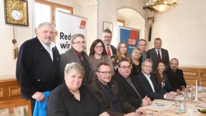 Bild: Gabi Schönberger
Der DGB Region Oberpfalz mit Regionsgeschäftsführer Christian Dietl (sitzend, Mitte) und seine Einzelgewerkschaften lud zum Jahrespressegespräch.