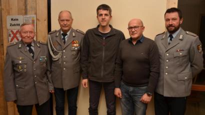 Bild: dob
KSK-Vorsitzender Michael Reil (rechts) holte sich mit Major a. D. Dieter Mirus (links) einen versierten Mitstreiter an seine Seite. Ralf Amthor, Bernhard Keck und Adolf Götz (von links) wurden für ihre Treue geehrt.