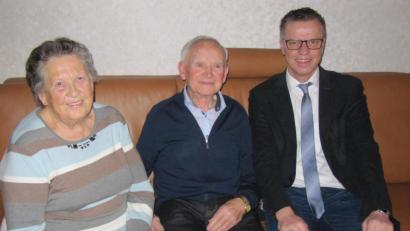 Bild: fg
Alfred Bösl (Mitte) freut sich zusammen mit seiner Frau Inge über die Glückwünsche, die Bürgermeister Hermann Falk im Namen der Stadt Hirschau und des Landrats überbringt.