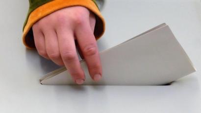 Bild: Peter Endig/dpa
Keine Wahlurne im Seniorenpflegeheim: Wegen Corona müssen sich die Wähler im bisherigen Wiesauer Stimmbezirk III umstellen.