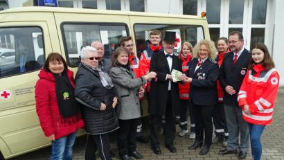 Bild: Dobmeier
401,73 Euro erhält die BRK-Jugend Rothenstadt als Erlös aus dem Geldbeutelwaschen des Stammtisches der Höslbräu-Schänke.