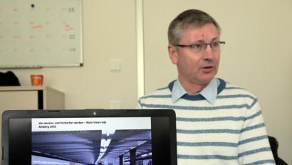 Bild: Wolfgang Steinbacher
Franz Badura erzählt bei einem Termin in der Redaktion von seinen Ideen für den Amberger Bahnhof.