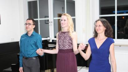 Bild: pi
Laura Demjan (Mitte) sowie Susanne und Florian Schieder genießen den Beifall der vielen Zuhörer.