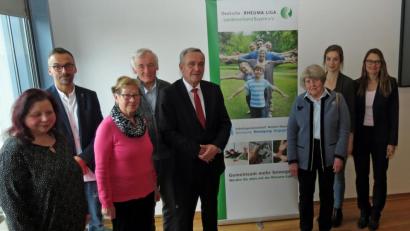 Bild: Dobmeier
Zur Regionaltagung der Rheumaliga begrüßt das Weidener Team mit Vorsitzender Marion Happach (Dritte von rechts), OB Kurt Seggewiß (Fünfter von links), die Geschäftsführerin Claudia Zeiler (rechts) und die Büroleitung aus Regensburg Christina Michl (Zweite von rechts).