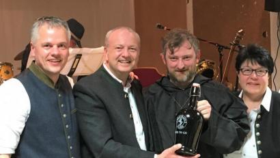 Bild: cro
CSU-Bürgermeisterkandidat Armin Betz (Zweiter von links) aus Floß überreicht ein „Beer to go“ aus dem Brauhaus Floss an Bruder Barnabas alias Markus Pentner (Zweiter von rechts). Mit dabei sind Bürgermeister Thomas Meiler (links) und CSU-Vorsitzende Christina Rosner.