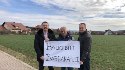 Bild: kne
Bürgermeister Josef Gilch (links) freut sich mit mit dem Grundeigentümer Günther Sulkowski und Jugendbeauftragtem Erich Meidinger (von links) über den Startschuss für das Neubaugebiet „Barbarafeld“.