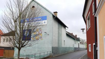 Bild: upl
Um das hellgrüne Haus geht's: Die Stadt Vilseck könnte sich vorstellen, das Gebäude abzureißen und das Areal umzugestalten - freilich nur, wenn sie die Immobilie erwerben kann.