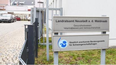 Bild: Gabi Schönberger
Experten aus dem Landratsamt Neustadt/WN, der Stadt Weiden, dem Landratsamt Tirschenreuth und von Rettungsorganisationen treffen sich seit Ende Februar regelmäßig, um das Vorgehen in puncto Coronavirus abzustimmen.