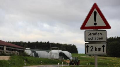 Bild: gri
Die Straße zwischen Lintach und Raigering ist seit Jahrzehnten kurvig und holprig - und wird es vermutlich noch eine Weile bleiben.