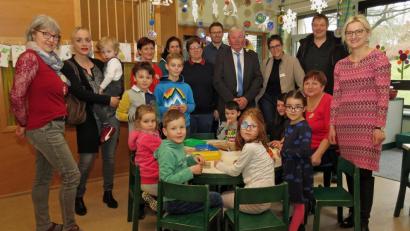 Bild: Dobmeier
Beim Schatzkästchenbasteln sind die Kinder des Kindergartens St. Maria eifrig am Werk und viele Gäste blicken über die Schulter.